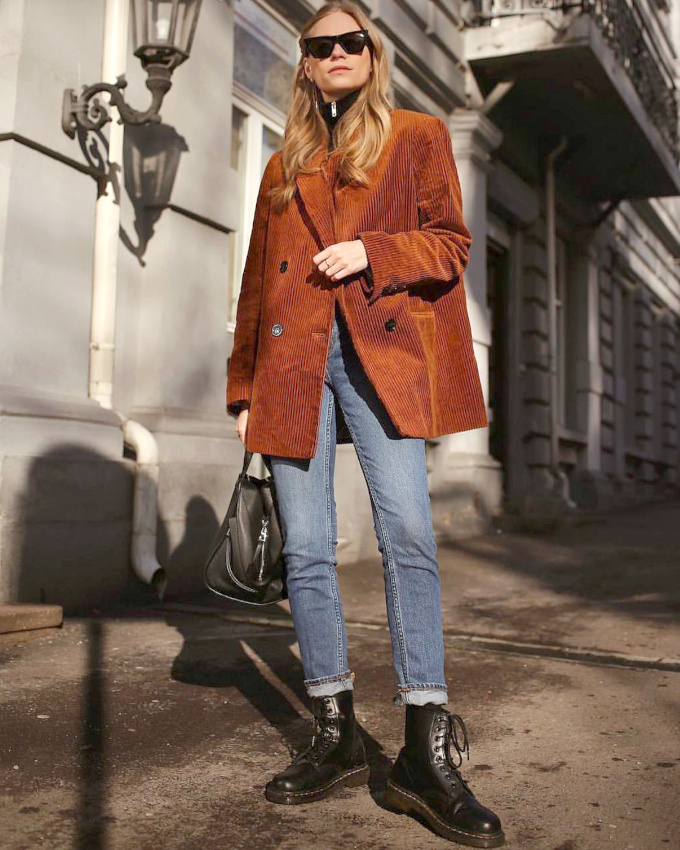 Bottines noires + jean + blazer marron en velours ctel = le bon mix