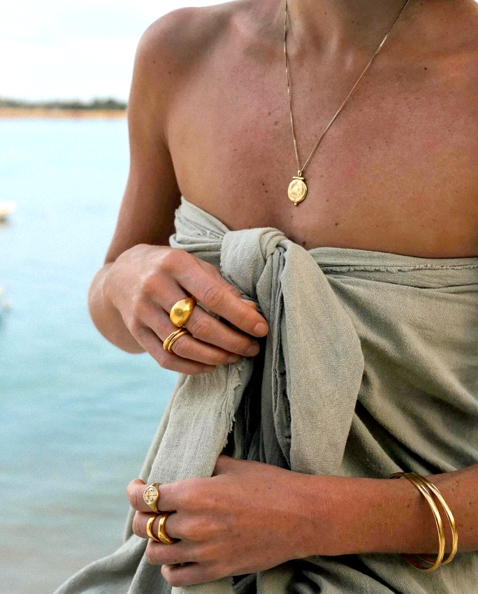 Les bijoux sont rarement aussi bien mis en valeur que par le naturel et la simplicit...