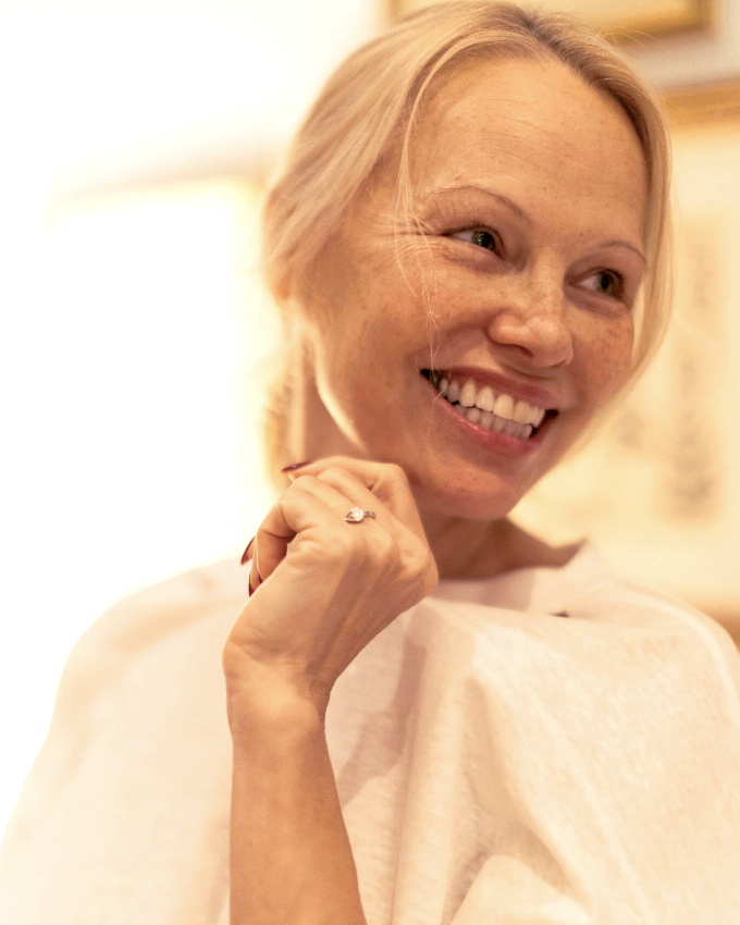 Le naturel va plutt bien  Pamela Anderson !