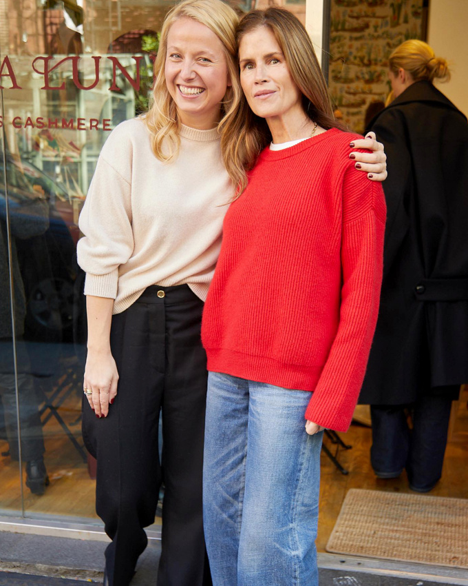 Le pull rouge en cachemire : plus efficace que n'importe quel blush !