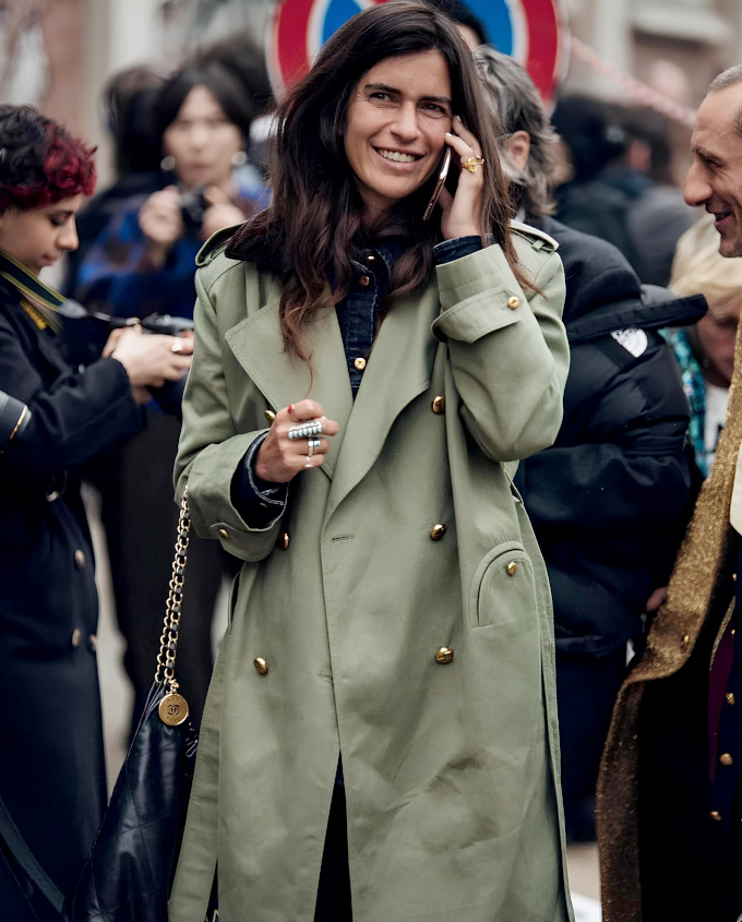 Mlant teinte olive et poches originales, ce trench a tout bon !