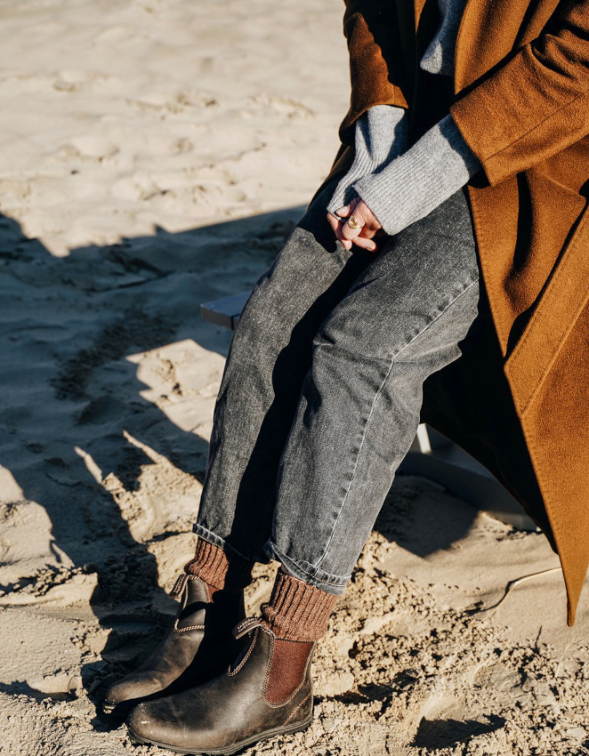 Le jean noir dlav, idal pour accompagner un mix and match de teintes marron et grises !