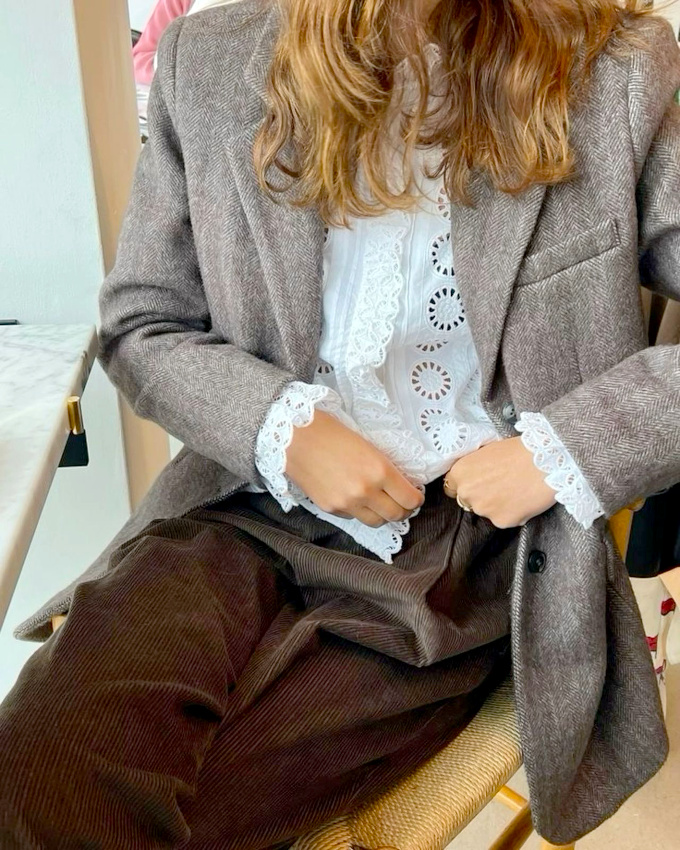 Oui au t�lescopage entre mati�re super f�minine et textures masculines !