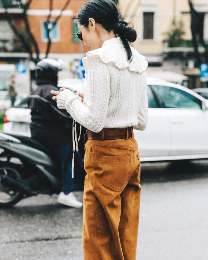 Pull sophistiqu� + pantalon en daim fauve = le bon mix