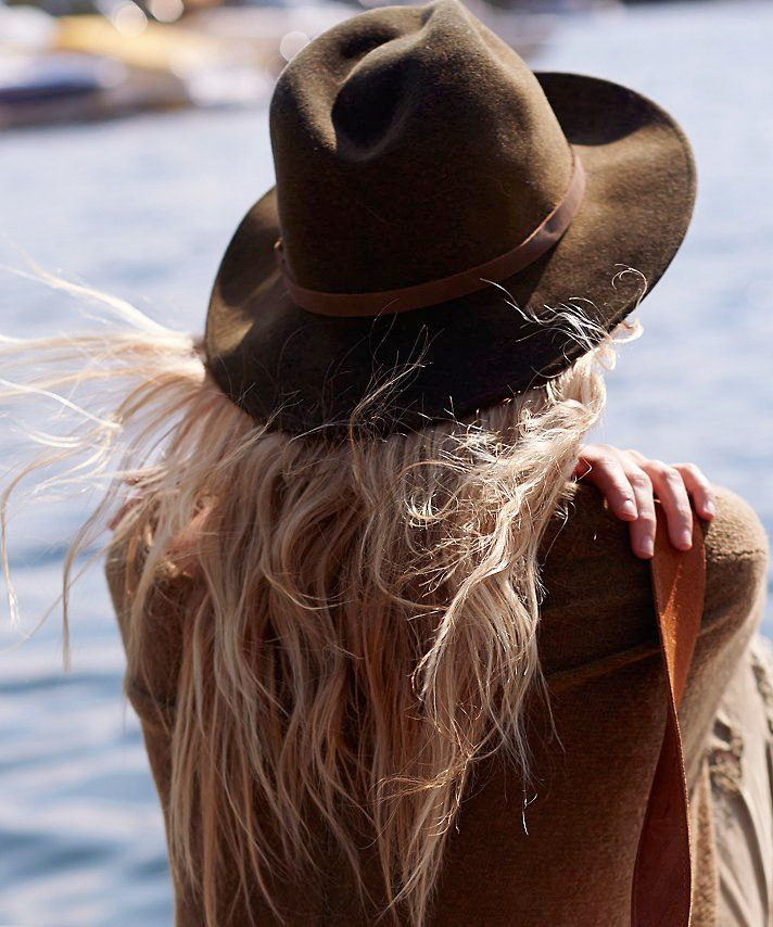 Feutre + longs cheveux blonds = le bon mix