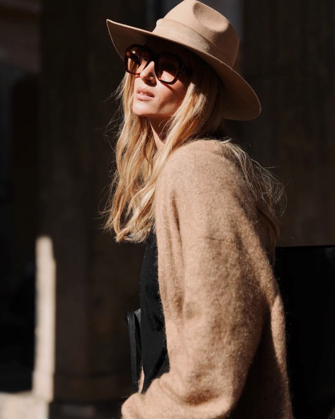 Fedora + immenses lunettes de vue + ample pull tout doux = le bon mix