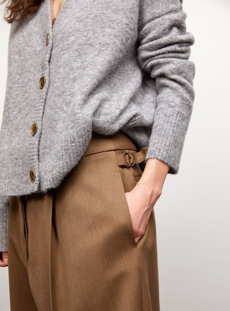 Rien de tel qu'un gilet tout doux port� � m�me la peau pour sensualiser un pantalon large � pinces...