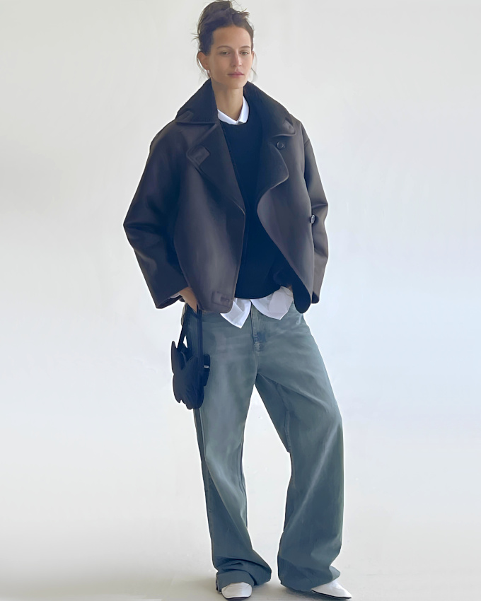 Rien de tel que de relever ses cheveux pour ac�rer un look oversize...