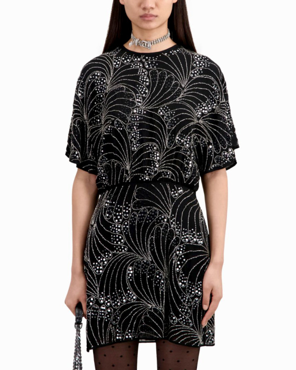 Robe courte noire avec sequins et perles