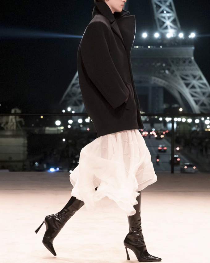 M�lant lignes arrondies, volumes �quilibr�s et mix de textures, cette silhouette a tout bon !