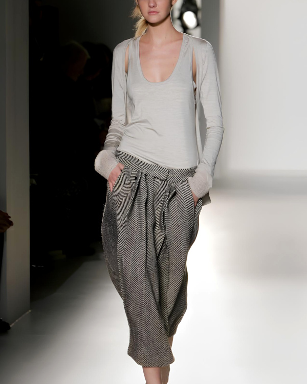 Pantalon large � pinces en drap de laine + haut fin et �troit = le bon mix