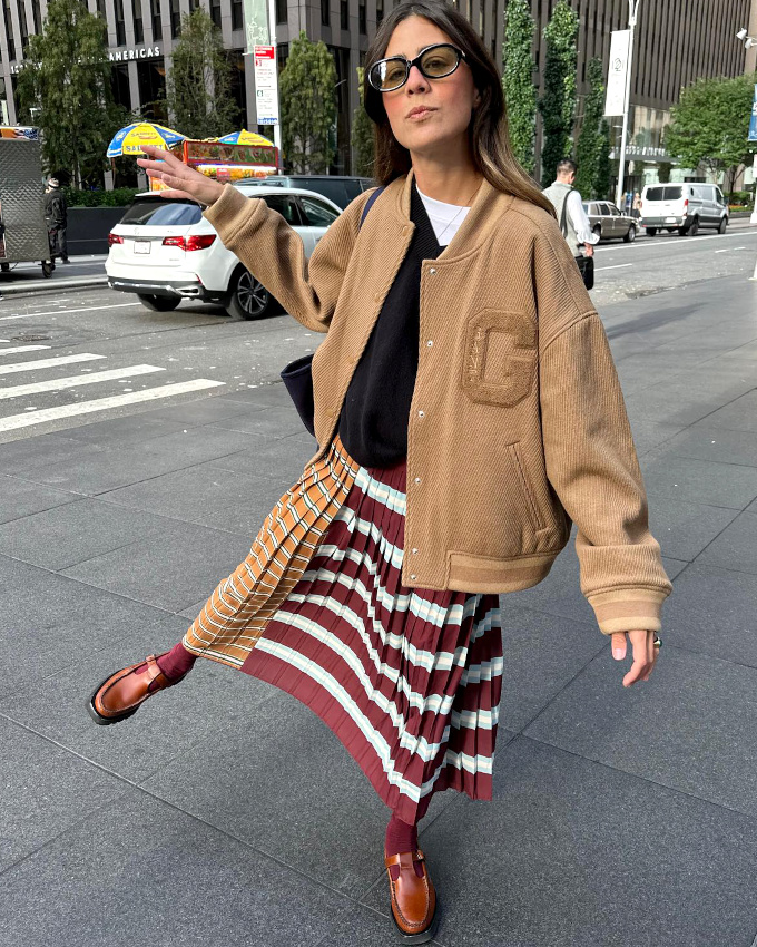 Blouson esprit baseball + jupe midi = le bon mix