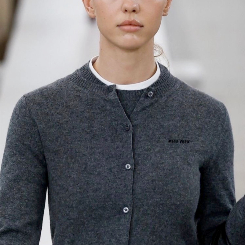 Le tee-shirt blanc : le compagnon id�al des twin-sets !