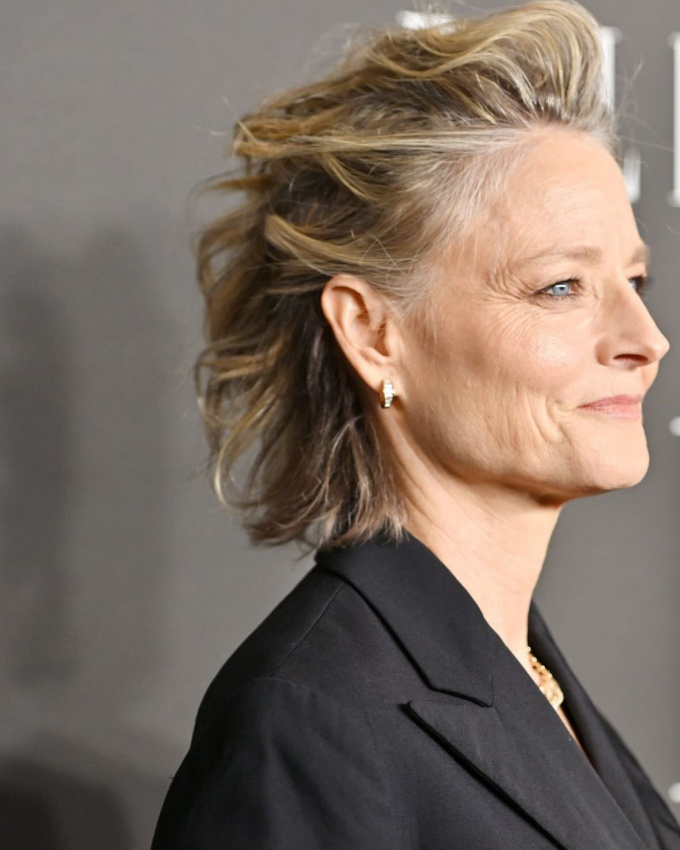 Rien de tel qu'une coiffure rock pour twister une tenue de soir�e androgyne !