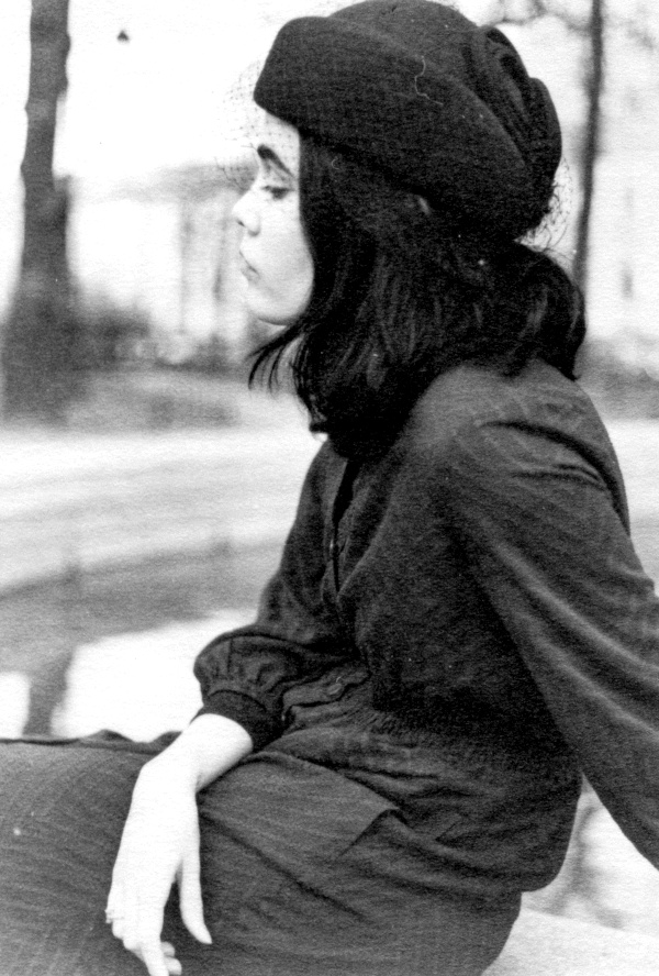 Voilette + moue boudeuse = le bon mix