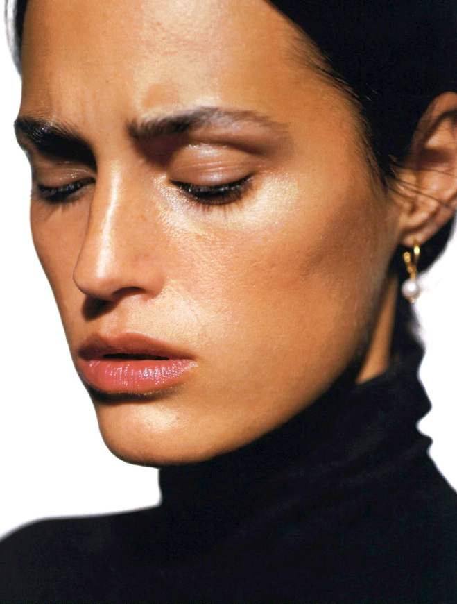 Teint h�l� + col roul� noir + boucles d'oreille perles = le bon mix