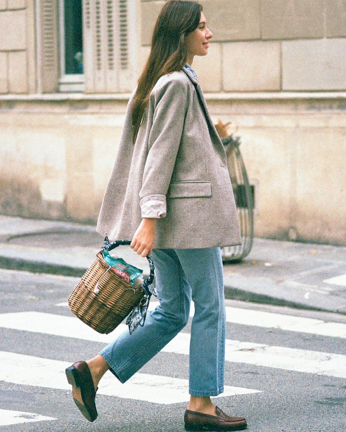 Blazer + mocassins + jean 7/8 + panier = le bon mix