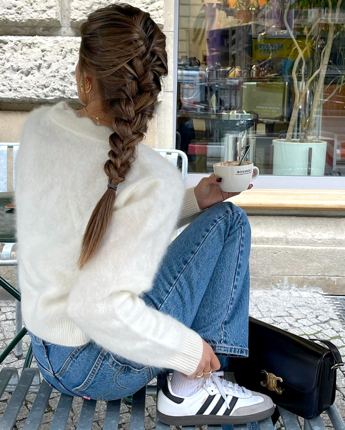 Tresse africaine l�che + cardigan moelleux + baskets r�tro = le bon mix