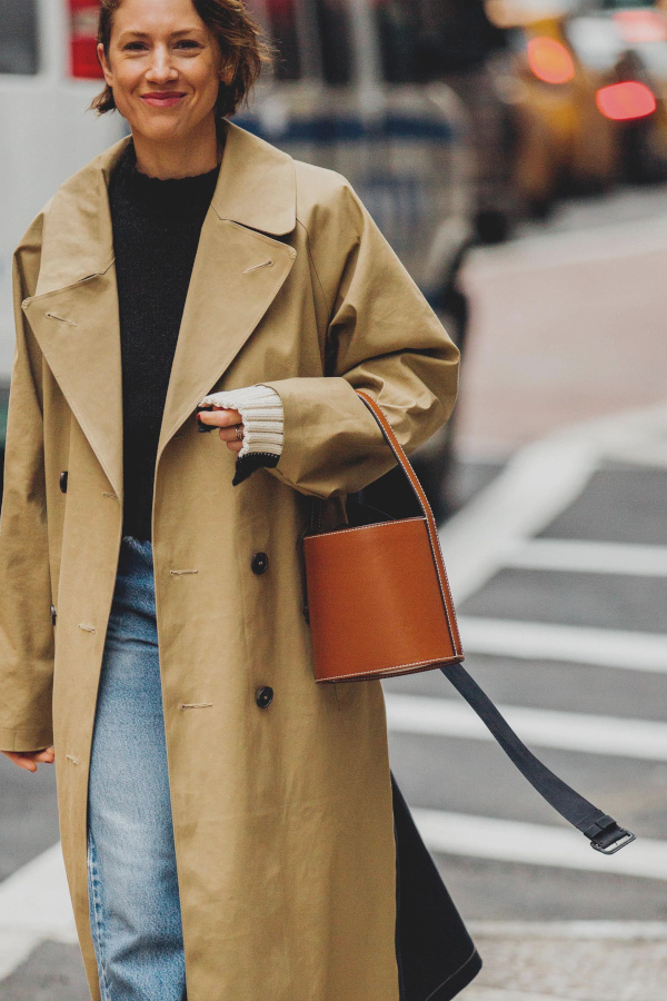 Trench oversize + mini sac seau = le bon mix