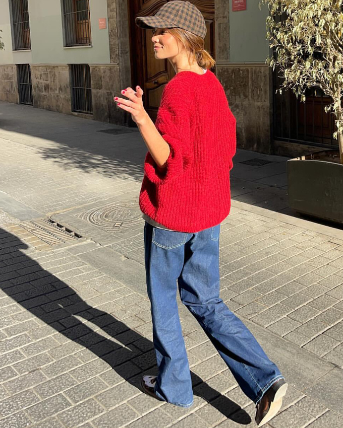 Rien de tel que du marron pour accompagner le duo jean/pull rouge !