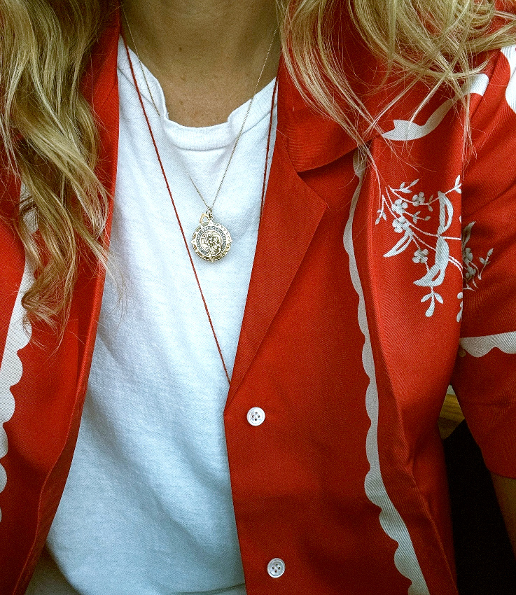 Tee-shirt blanc + chemise vintage = le bon mix