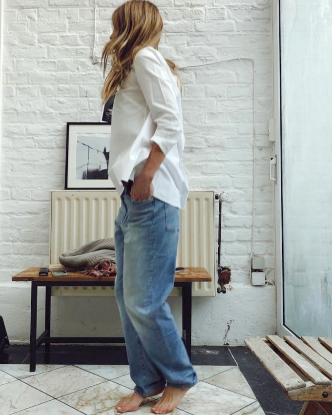 Jean large + chemise blanche = le bon mix