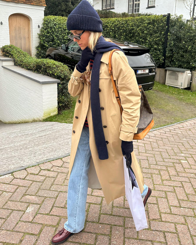 M�lant mocassins, trench et �charpe �troite, ce look a tout bon !