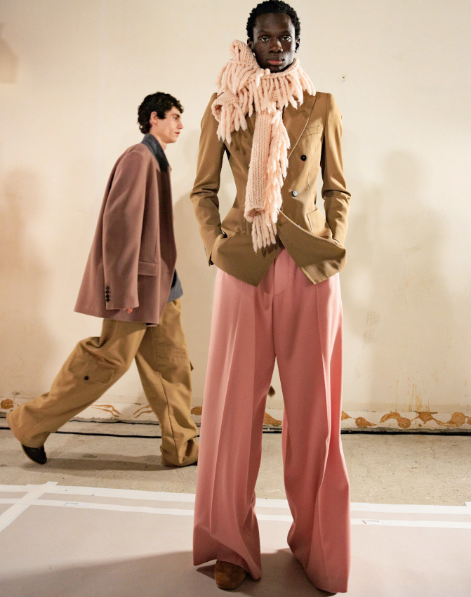 M�lant veste cintr�e, pantalon large, �charpe textur�e et coloris po�tiques, ce look a tout bon !