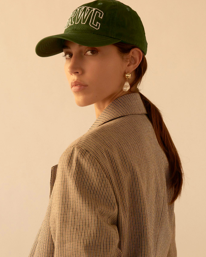 Casquette + perles sauvages + blazer � carreaux = le bon mix