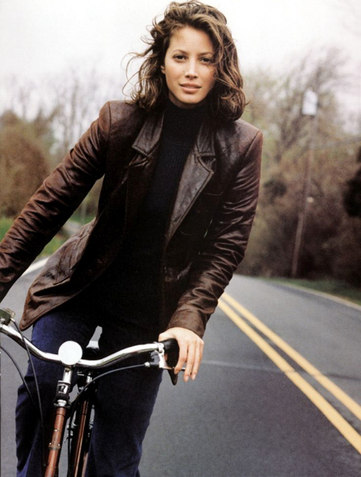 Oui au mariage entre blazer en cuir marron, col roul� noir et coiffure d�sinvolte !