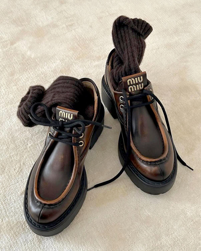 paisses chaussures  lacets + chaussettes douillettes ton sur ton = le bon mix