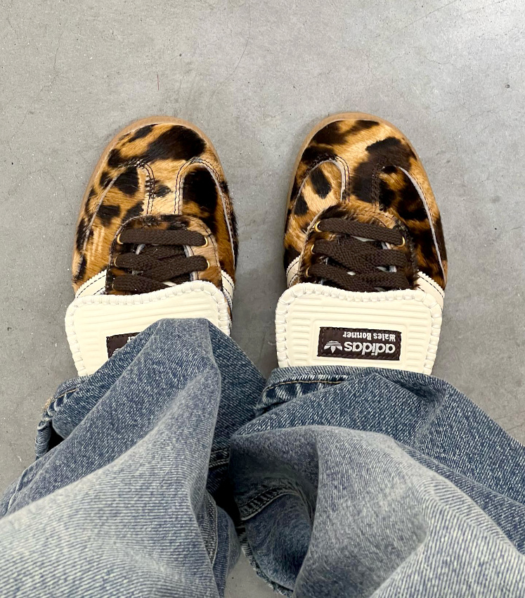 Lopard et sneakers font souvent bon mnage...