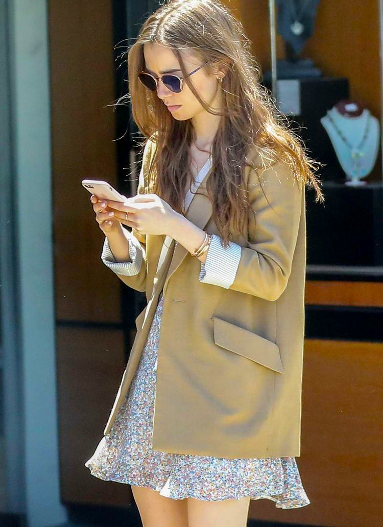 Blazer masculin + mini robe fleurie = le bon mix