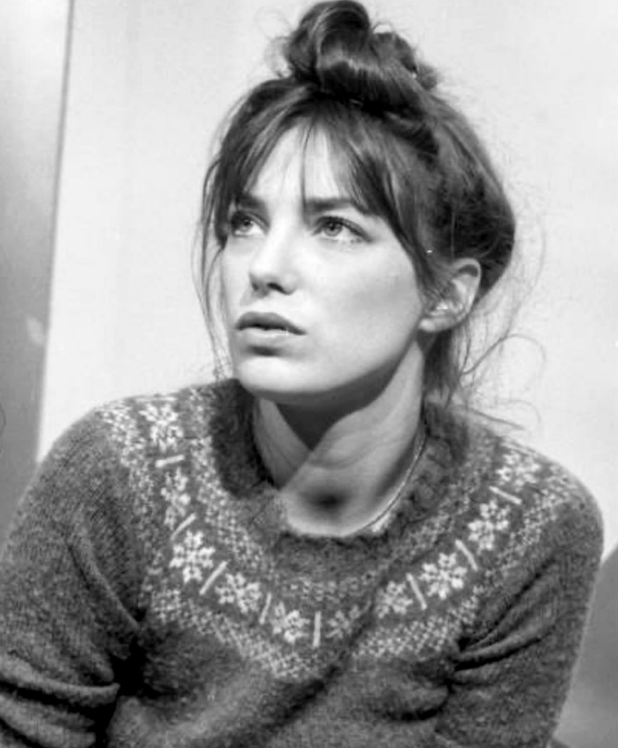 Oui au duo petit pull de montagne/coiffure nonchalante !