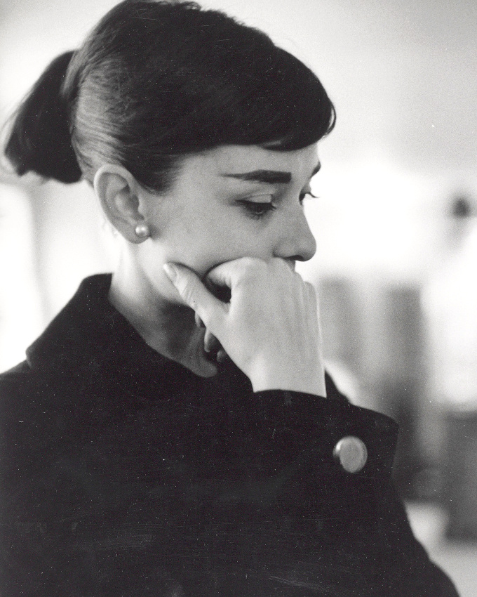 Mlant sourcils pais, perles discrtes et caban noir, ce look a tout bon !