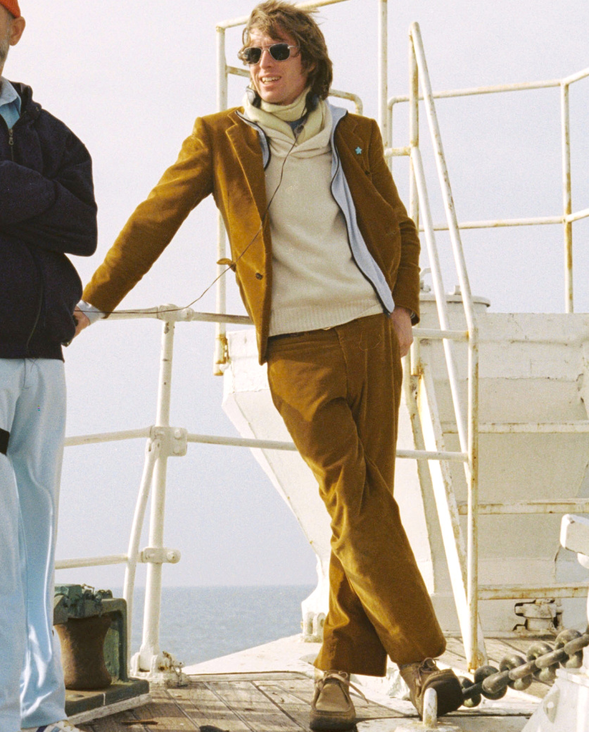 Costume + pull  capuche = le bon mix