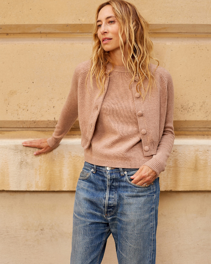 Port avec un jean large, le twin-set perd en ringardise ce qu'il gagne en charme