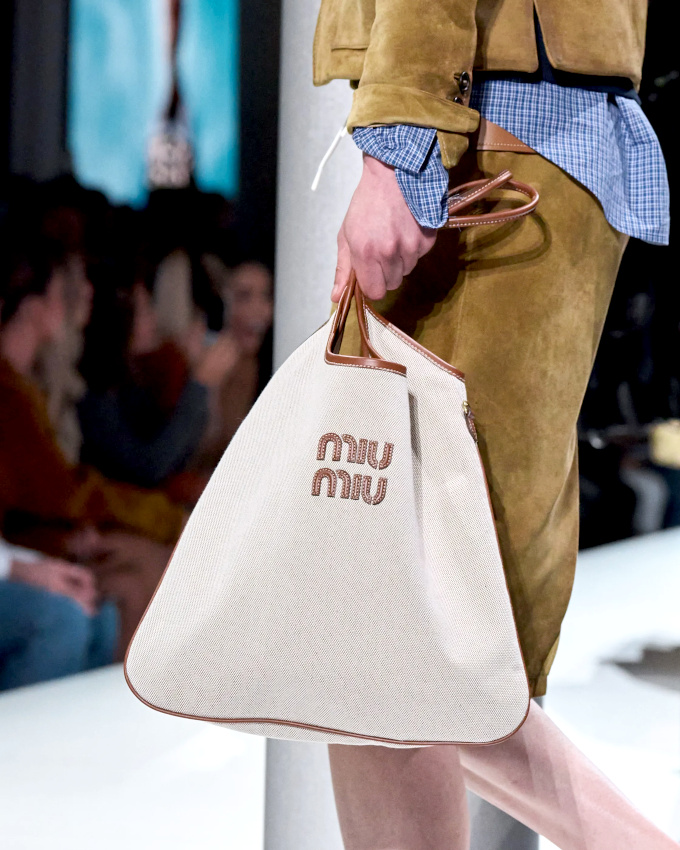 Daim + petits carreaux masculins + toile brute = le bon mix