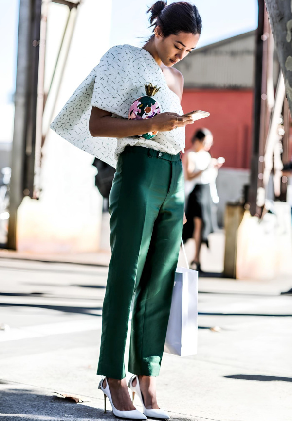 Pantalon vert et escarpins blancs