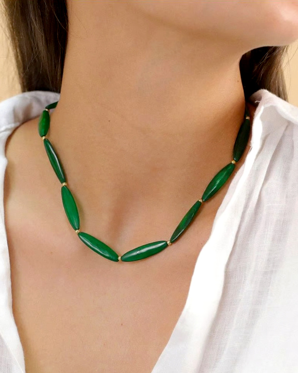 Collier court corne vert