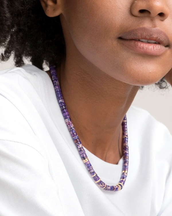 Collier en pierres violettes