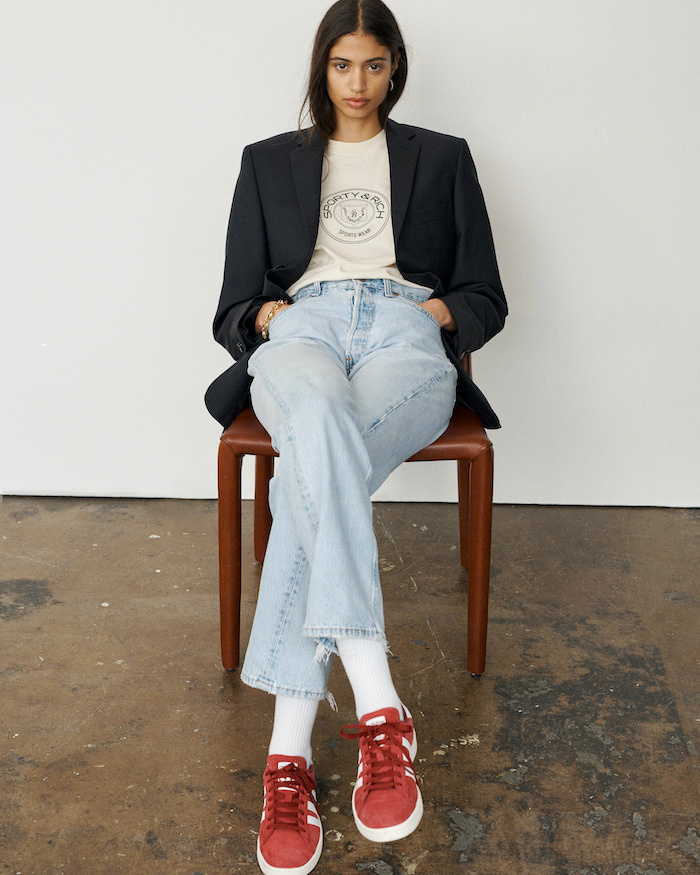 Blazer + jean clair + baskets rouges = le bon mix