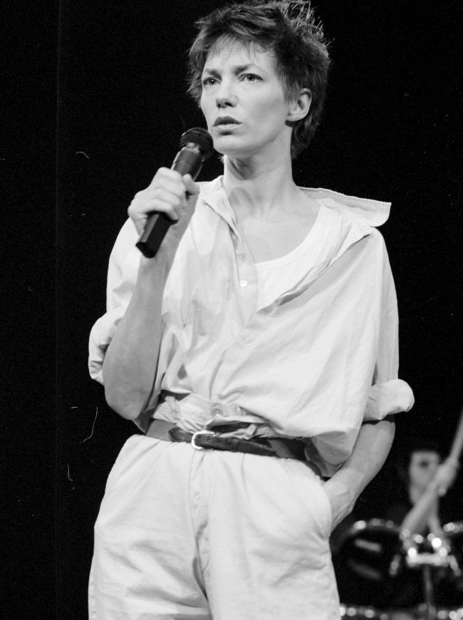 Oui  la chemise ouverte sur un marcel et dcouvrant nonchalamment une paule !