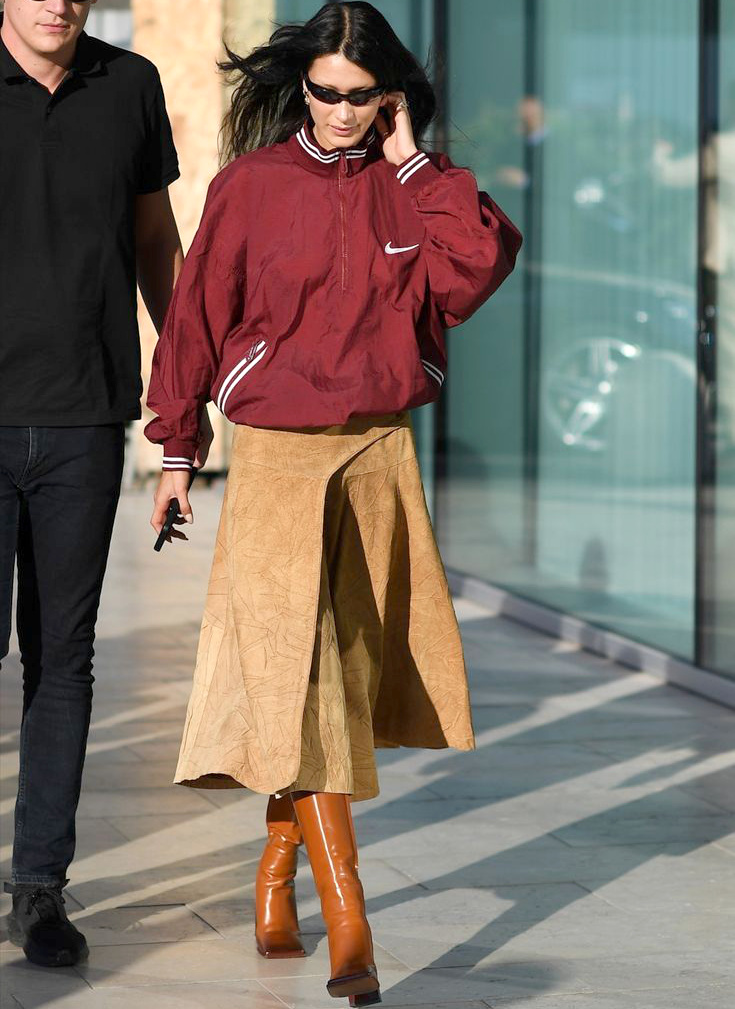 Veste sportswear + jupe seventies = le bon mix