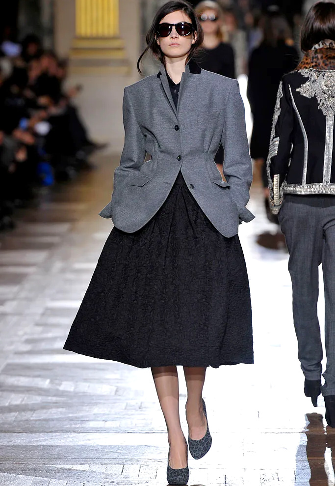 Blazer cintr + jupe ample + escarpins = le bon mix