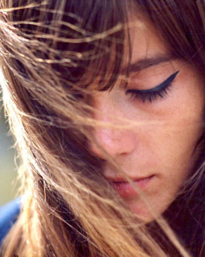 Eye-liner + coiffure nonchalante = le bon mix