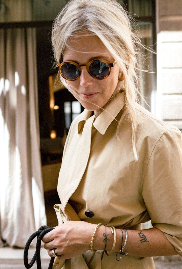 Oui au mix entre lunettes de soleil rondes et coiffure dsinvolte !