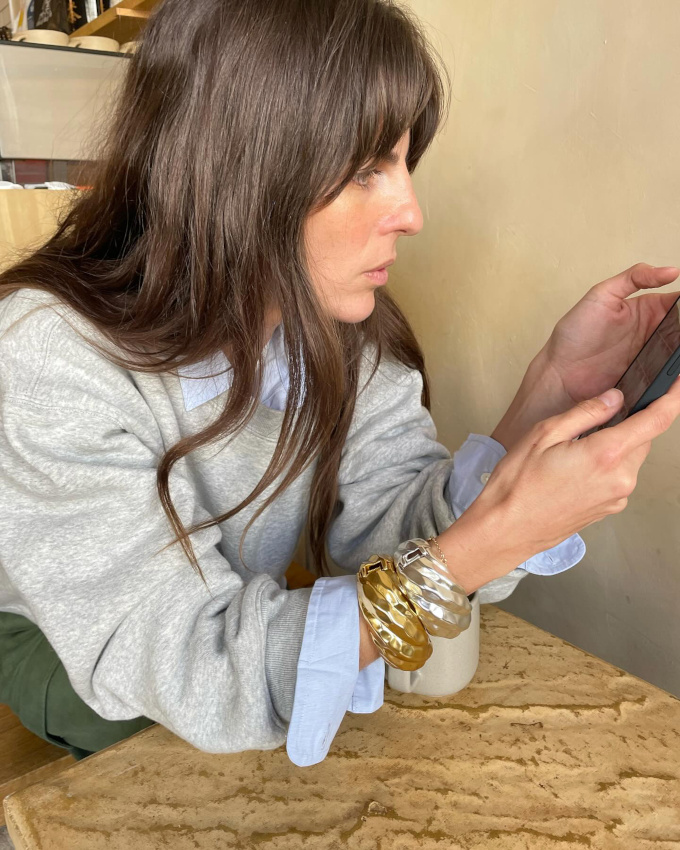 Rien de tel que de mixer chemise et larges bracelets pour twister la dimension casual d'un sweat gris !