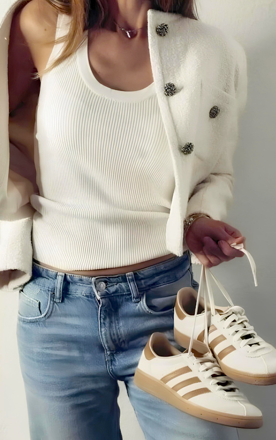 Veste chic, jean et baskets sont faits pour vivre ensemble !