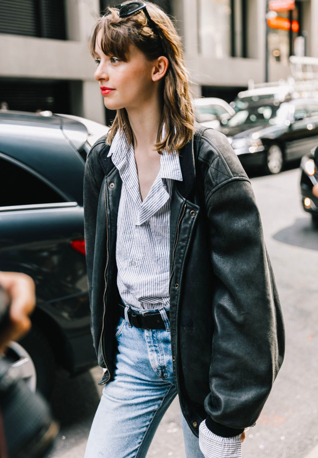 Cuir pais + fines rayures bleues verticales = le bon mix